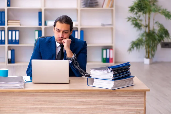 Acorrentado masculino empregado infeliz com excesso de trabalho no ofiice — Fotografia de Stock