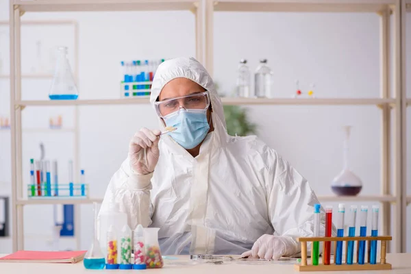 Młody chemik zoolog pracujący w laboratorium podczas pandemii — Zdjęcie stockowe