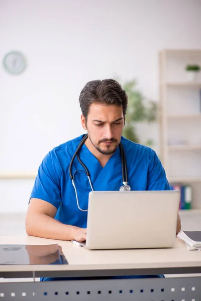 Ung manlig läkare i telemedicin koncept — Stockfoto