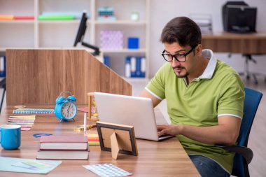 Ofiste çalışan genç erkek tasarımcı.