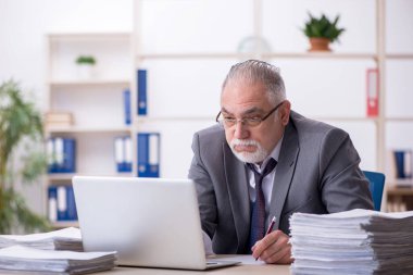 Eski erkek çalışanım ve ofiste çok işim var.