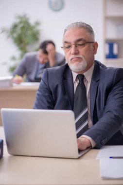 Ofiste çalışan iki erkek çalışan.