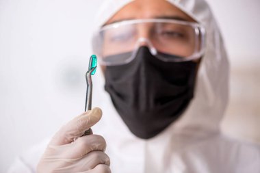 Hastanede çalışan profesyonel bir doktor.