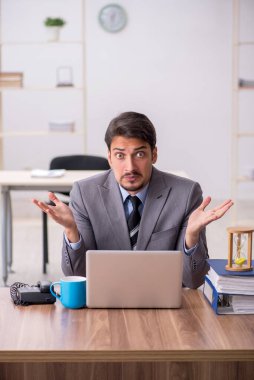 Zaman yönetimi konseptinde genç erkek çalışan