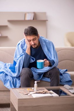 Genç adam kendini kötü hissediyor.