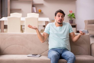 Evde televizyon izleyen genç bir öğrenci.