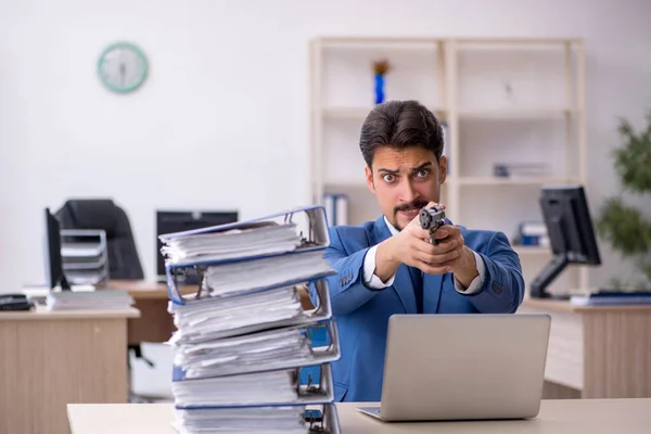 Junge Geschäftsmann Mitarbeiter unzufrieden mit übermäßiger Arbeit in der der — Stockfoto