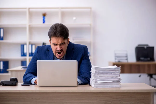 Jonge zakenman werknemer en te veel werk op kantoor — Stockfoto