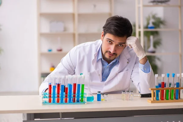 Mladý chemik pracující v laboratoři — Stock fotografie