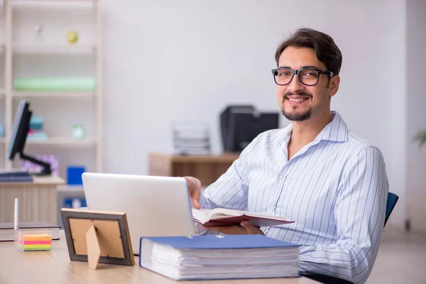 Jonge mannelijke werknemer student zit in het kantoor — Stockfoto