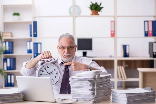 Vecchio dipendente maschile nel concetto di gestione del tempo — Foto Stock