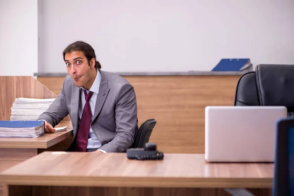 Jonge zakenman werknemer in pesten concept in het kantoor — Stockfoto