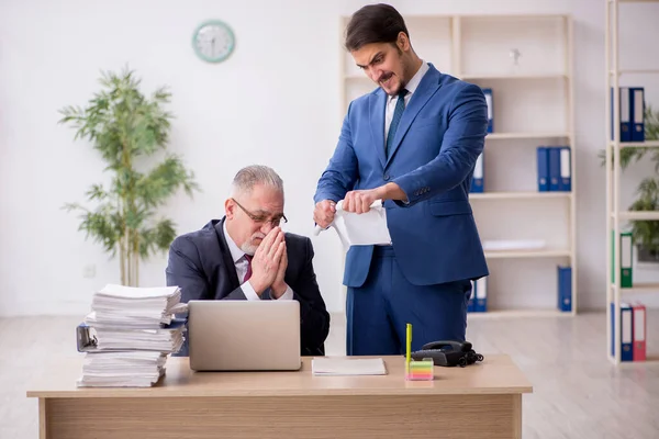 Dois empregados do sexo masculino em conceito de despedimento — Fotografia de Stock