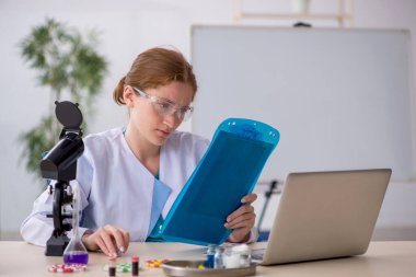 Genç kadın kimyager uyuşturucu sentezi konsepti