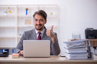 Ofiste çalışan genç bir erkek.