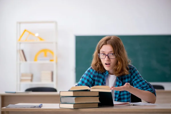 Mladá studentka se připravuje na zkoušku ve třídě — Stock fotografie