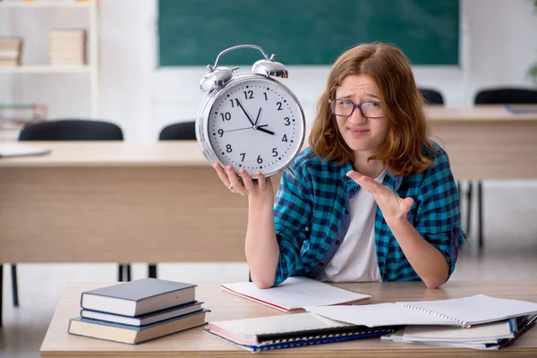 Jovem estudante no conceito de gestão do tempo — Fotografia de Stock