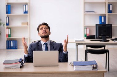 Ofiste çalışan genç bir erkek.