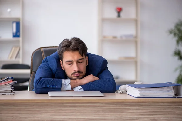 Genç erkek çalışan ofiste çok yorgun. — Stok fotoğraf