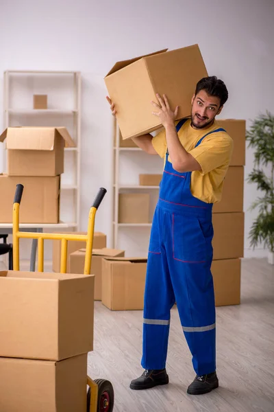 Jovem empreiteiro do sexo masculino fazendo realocação casa — Fotografia de Stock