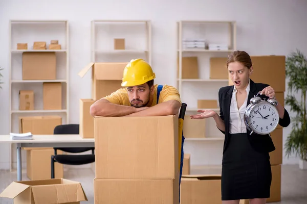 Mladá žena šéf a muž dodavatel dělá domácí relokace v t — Stock fotografie