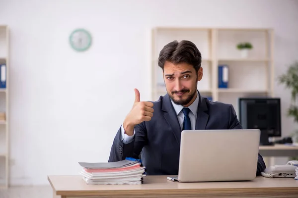 Joven empleado masculino que trabaja en la oficina —  Fotos de Stock