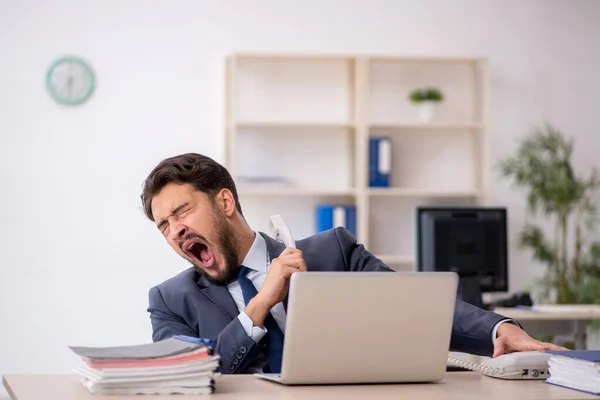 Jeune employé masculin travaillant au bureau — Photo