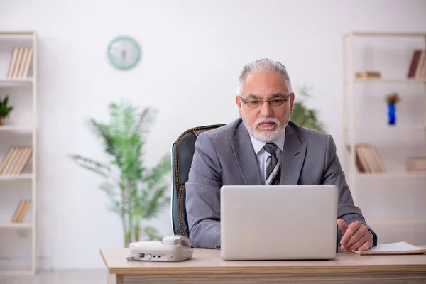 Viejo empleado y demasiado trabajo en la oficina —  Fotos de Stock