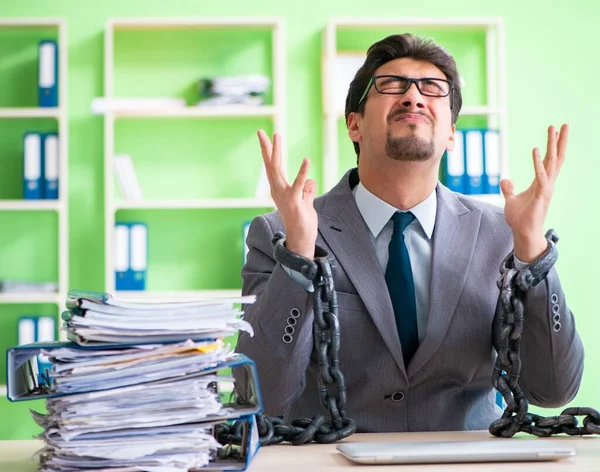 Angestellter wegen Arbeitsbelastung an Schreibtisch gefesselt — Stockfoto