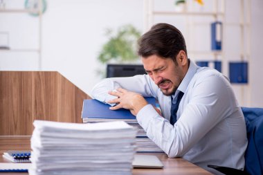 Ofiste çalışan genç işadamı.