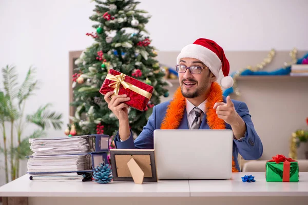 Joven hombre de negocios trabajando desde casa en Nochebuena — Foto de Stock