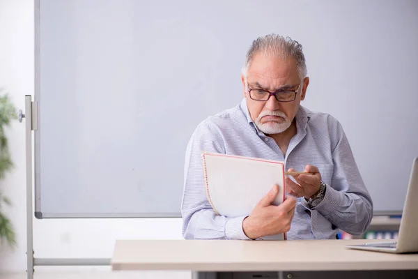 Viejo profesor delante de la pizarra —  Fotos de Stock