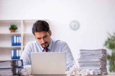 Reddedilmiş fikirler konseptinde genç bir erkek çalışan