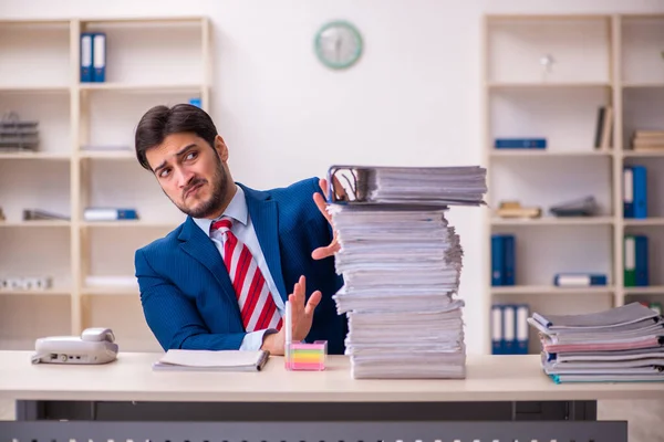 Ung affärsman anställd missnöjd med överdrivet arbete på kontoret — Stockfoto