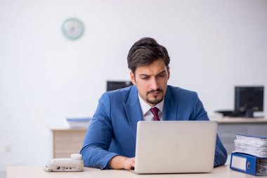 Ofiste çalışan genç bir erkek.