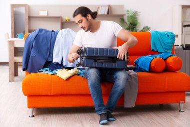 Genç öğrenci eve gitmek için hazırlanıyor.