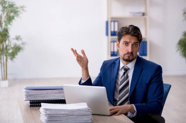 Ofiste çalışan genç bir erkek.