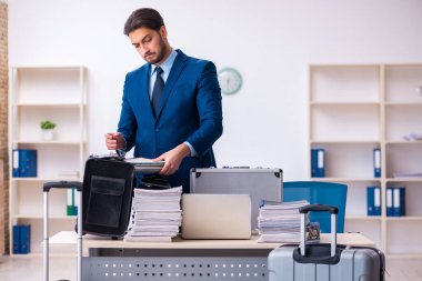 Genç erkek çalışan iş gezisine hazırlanıyor.