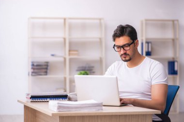 İş yerindeki genç erkek öğrenci.