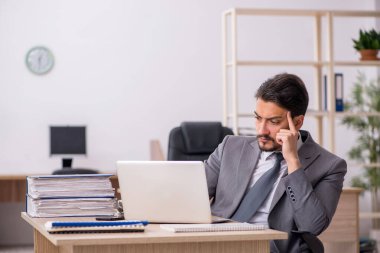 Ofiste çalışan genç bir erkek.