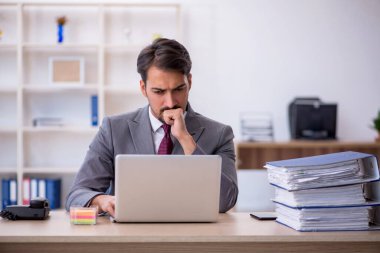 Ofiste çalışan genç bir erkek.