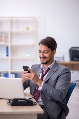 Ofiste çalışan genç bir erkek.