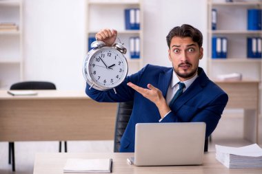 Zaman yönetimi konseptinde genç erkek çalışan