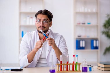 Laboratuvarda çalışan genç bir kimyager.