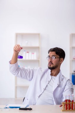 Laboratuvarda çalışan genç bir kimyager.