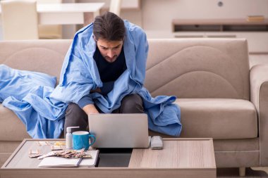 Genç adam kendini kötü hissediyor.