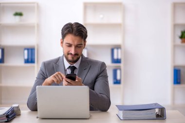 Ofiste çalışan genç bir erkek.