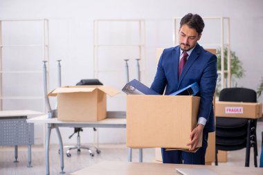 Taşınma konseptinde çalışan genç bir erkek.