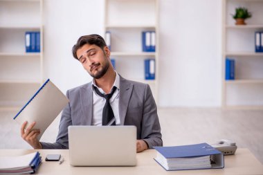 Ofiste çalışan genç bir erkek.