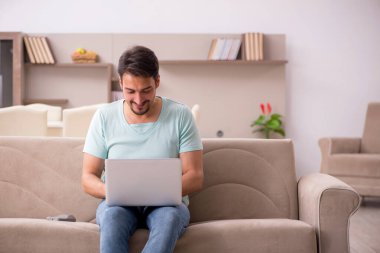 Genç erkek serbest çalışan. Evden çalışıyor.